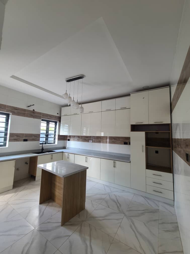 5 bedroom detached duplex with BQ