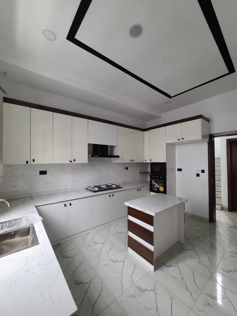 5 bedroom detached duplex with BQ