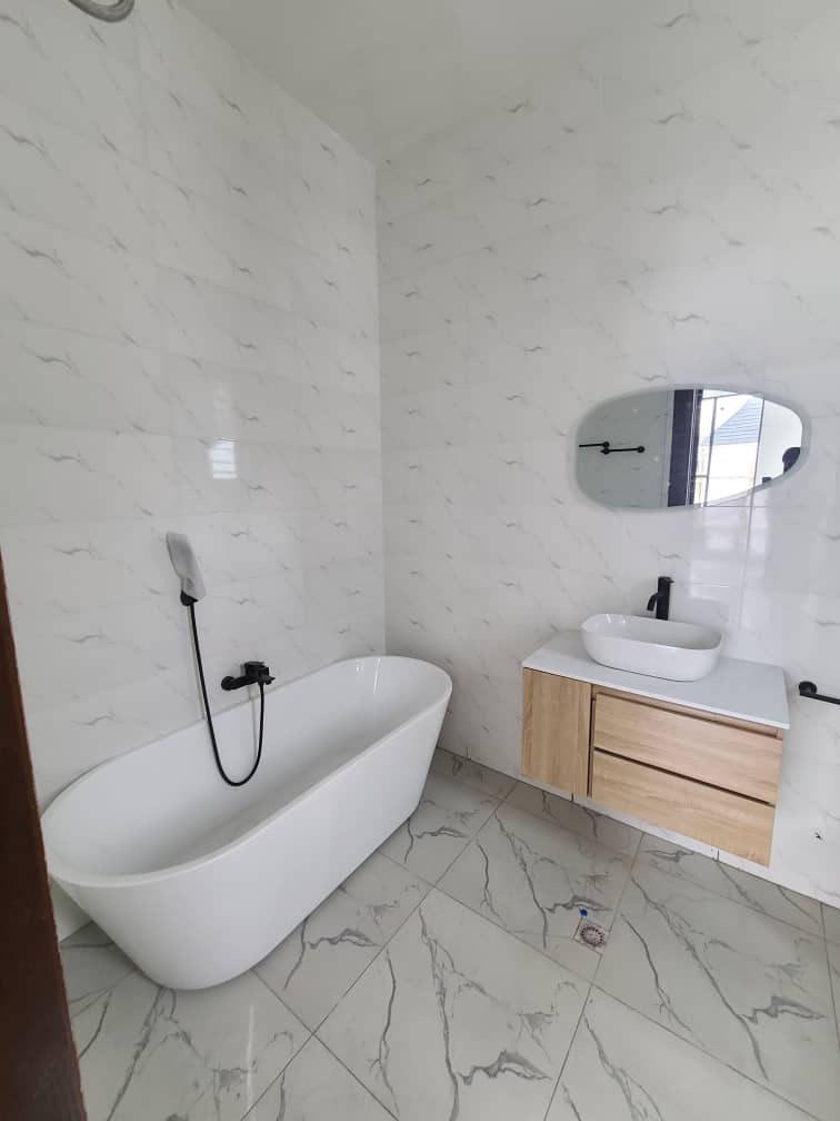 5 bedroom detached duplex with BQ