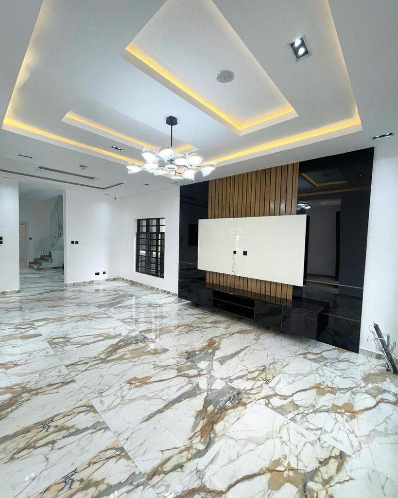 5 bedroom detached duplex with BQ