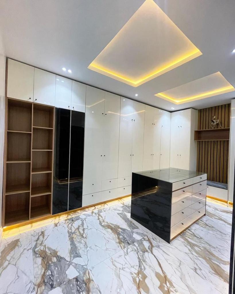 5 bedroom detached duplex with BQ