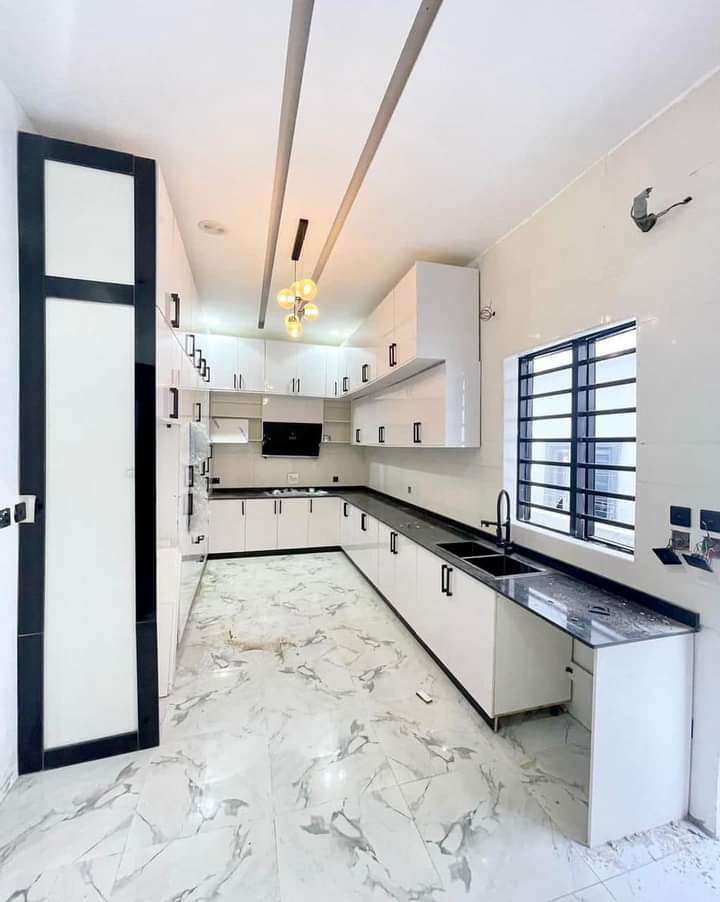 * 5 BED FULLY DETACHED DUPLEX WITH SWIMMING POOL *