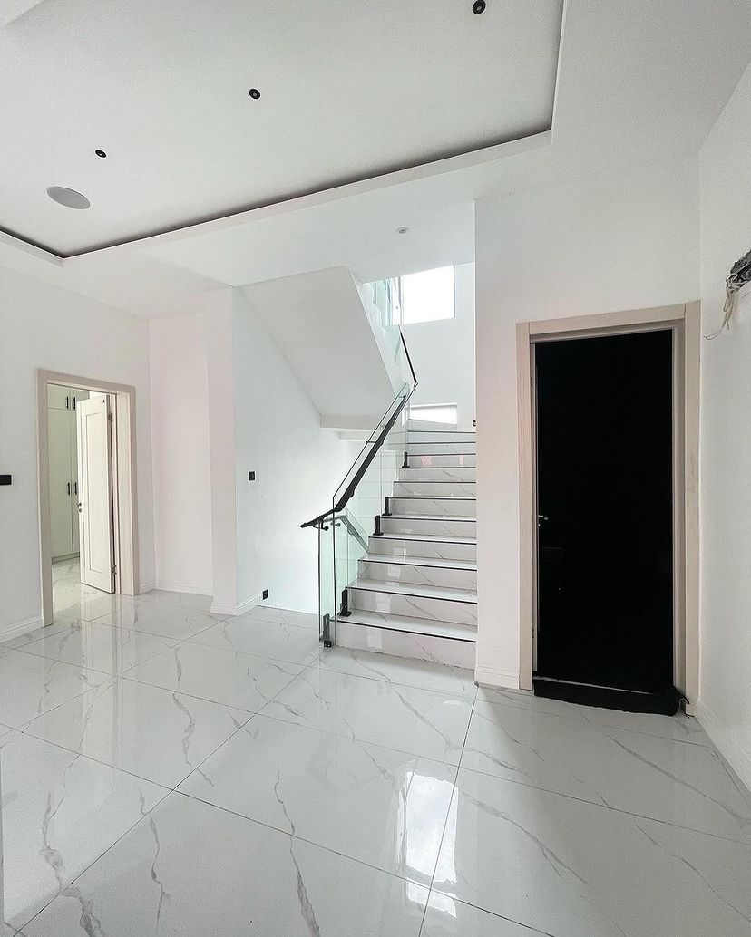 5BEDROOM CONTEMPORARY DETACHED DUPLEX FOR SALE.